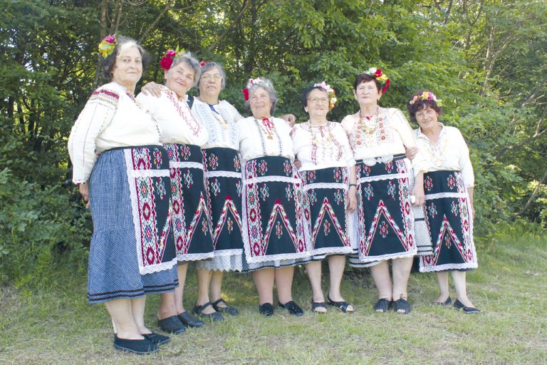 Млади и стари пазители на българщината се веселиха край Петропавловския манастир