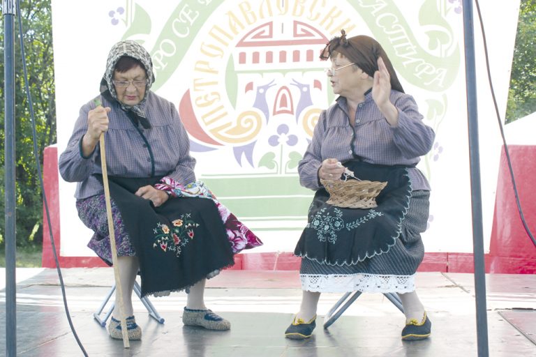 Млади и стари пазители на българщината се веселиха край Петропавловския манастир