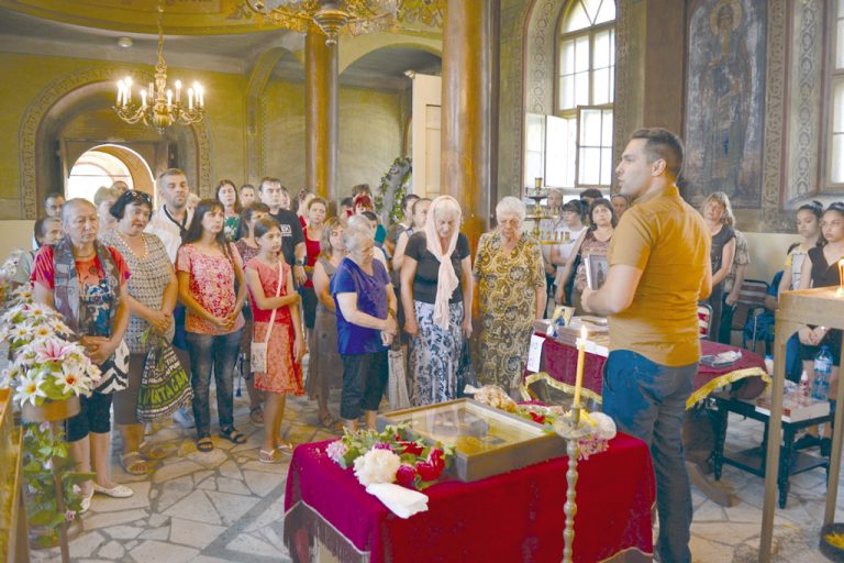 Павликени | В Павликени разпространяват сред децата православни книги за св. Лука и св. Ефрем