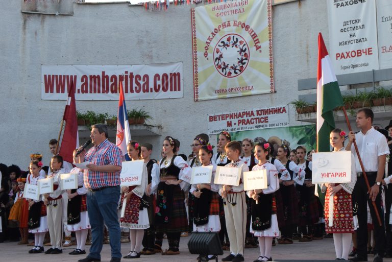 Горна Оряховица | Близо 1000 изпълнители се изявяват на сцената на НЧ „Братя Грънчарови–2002“ на фестивалите „Раховче”