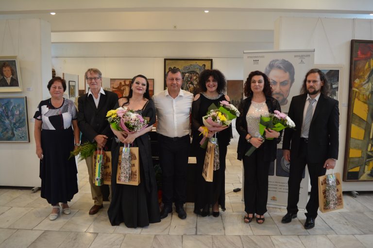 Цигулката и палитрата на Никола Гюзелев влизат в експозицията на музея в Павликени