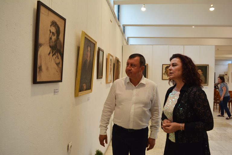 Цигулката и палитрата на Никола Гюзелев влизат в експозицията на музея в Павликени