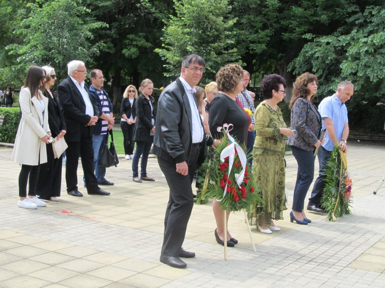 Цветя в памет на Ботев и четниците му положиха лясковчани