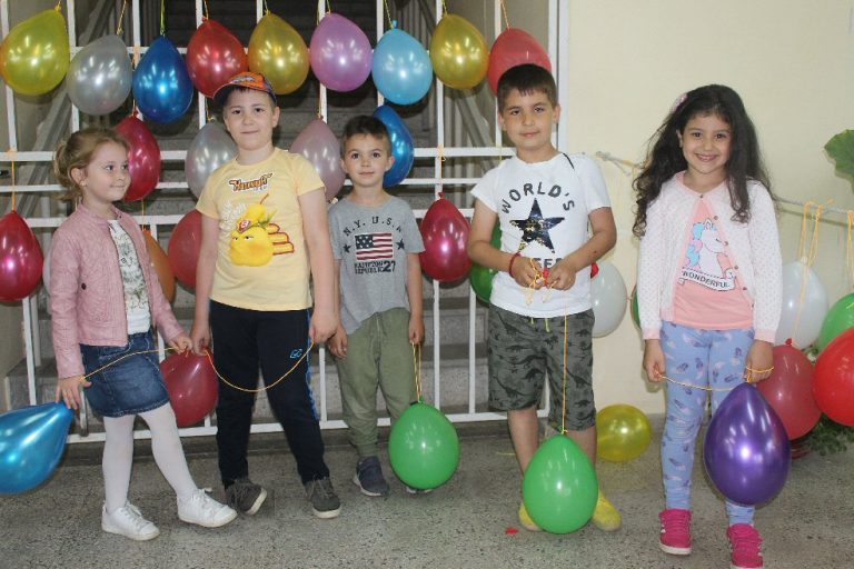 Мини цирково шоу зарадва децата в община Стражица