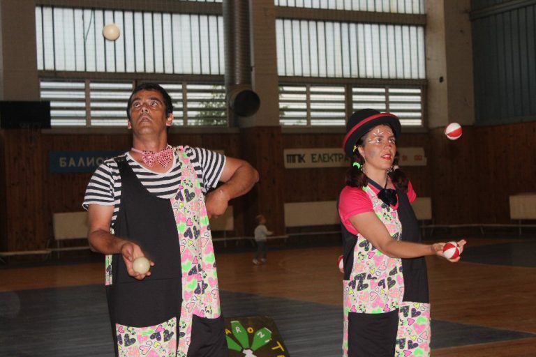 Мини цирково шоу зарадва децата в община Стражица