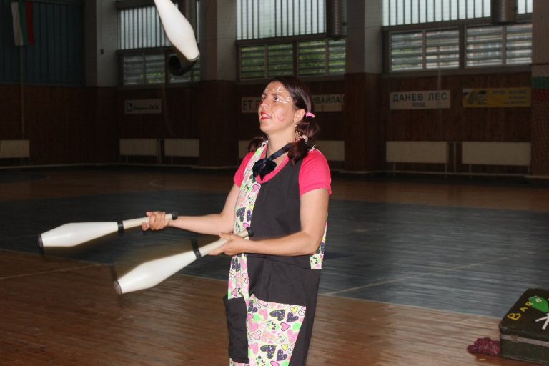 Мини цирково шоу зарадва децата в община Стражица