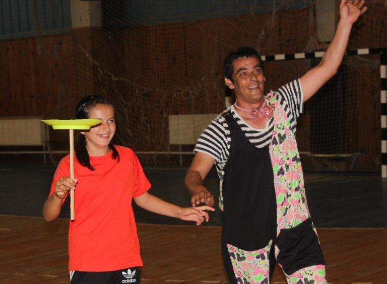 Мини цирково шоу зарадва децата в община Стражица