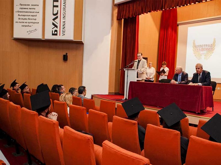 В Стопанска академия се дипломира петият випуск на проект „Булстрад Академия”