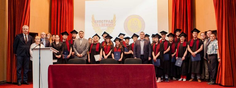 В Стопанска академия се дипломира петият випуск на проект „Булстрад Академия”