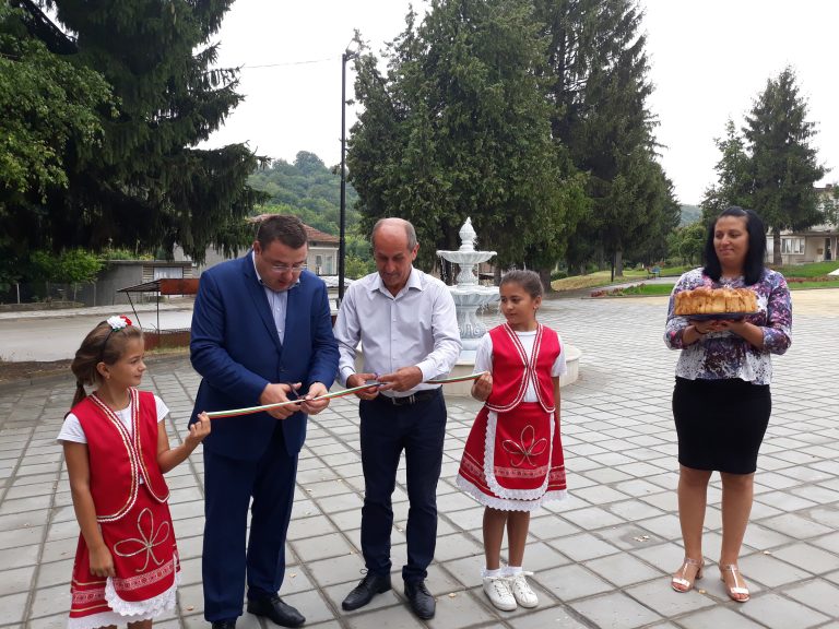 Свищов | Откриха обновения площад  в Българско Сливово