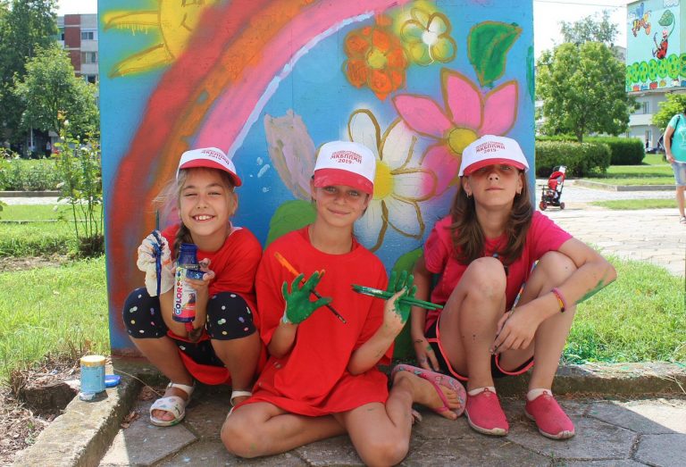 50-метрова рисунка на асфалт сътвориха децата на Стражица