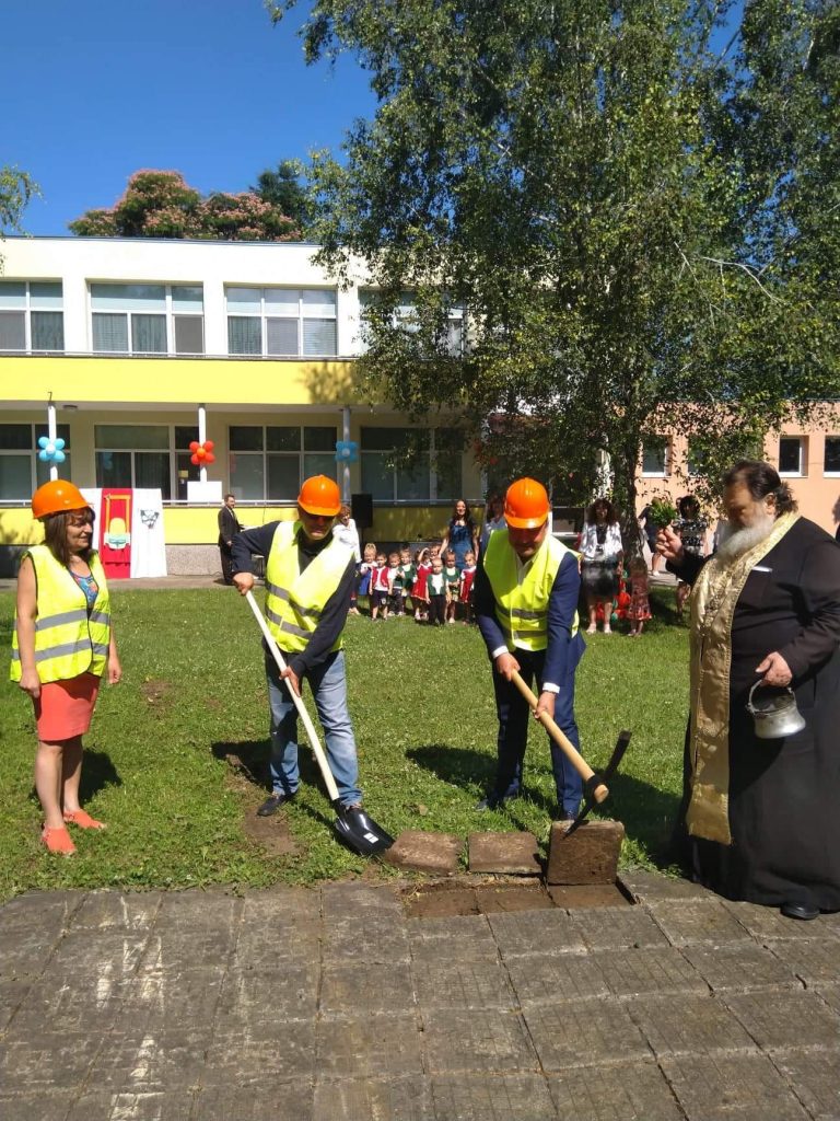 Горещи новини | Инж. Емануил Манолов направи първа копка на нови площадки за игра в Детската ясла в Павликени
