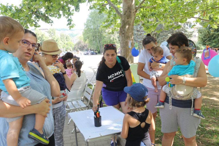 Майки разбиваха митове за кърменето в празник на открито в парк „Дружба“