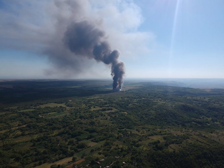 Крими | Близо 18 часа огнеборци гасиха   пожар на сметището в Свищов