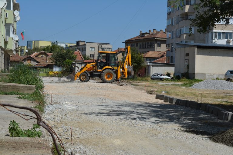 Инж. Емануил Манолов инспектира асфалтирането на чисто нова улица в Павликени