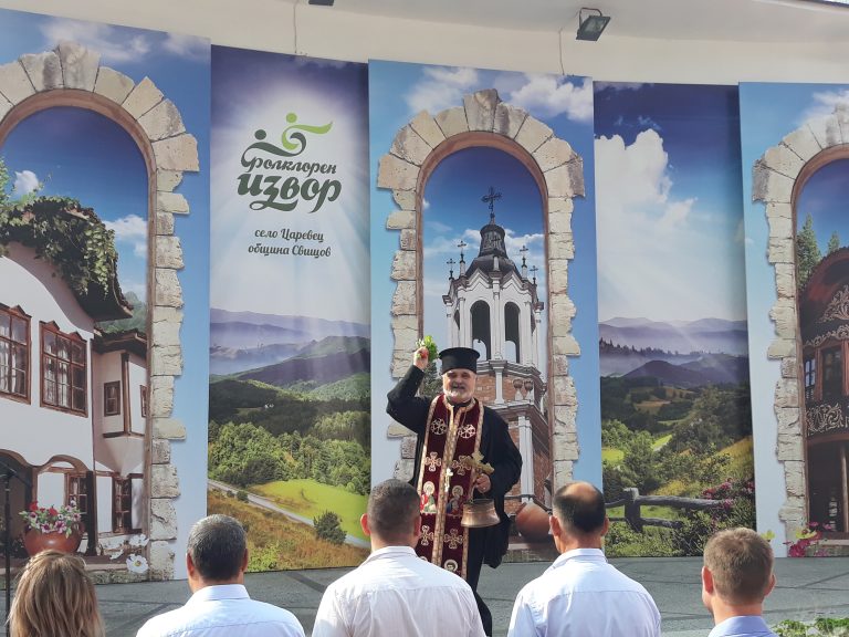 Култура | За девети път фестивалът „Фолклорен извор”  събра хиляди любители на българския фолклор