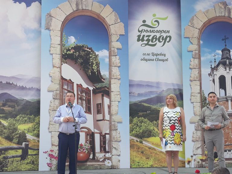 За девети път фестивалът „Фолклорен извор”  събра хиляди любители на българския фолклор