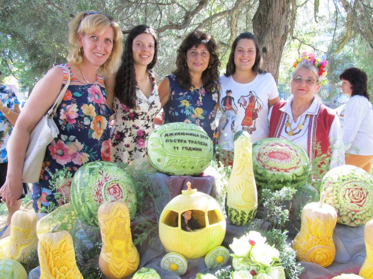 В Джулюница отново свариха лютеница, показаха карвинг-изкуство и избраха най-добрите кулинари  на фестивала „Пъстра трапеза”