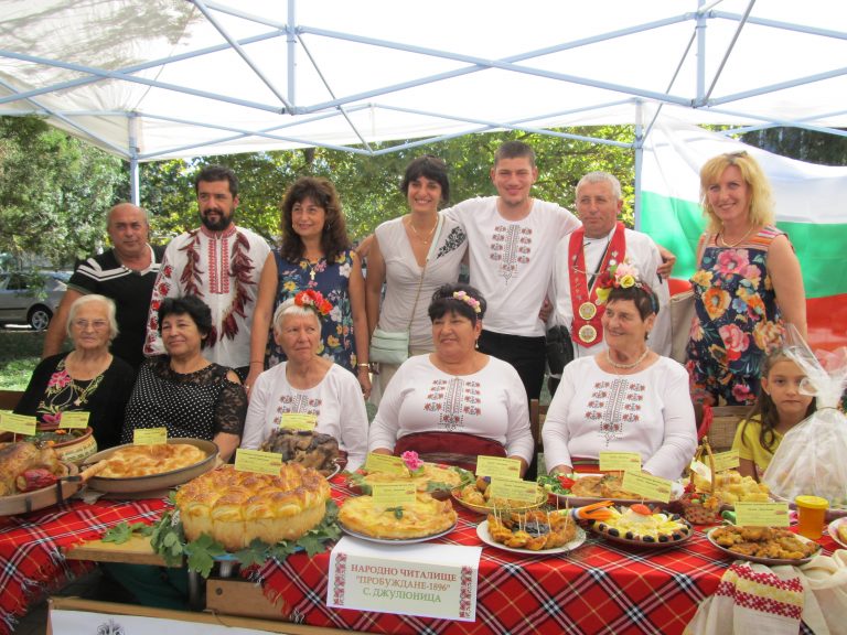 В Джулюница отново свариха лютеница, показаха карвинг-изкуство и избраха най-добрите кулинари  на фестивала „Пъстра трапеза”