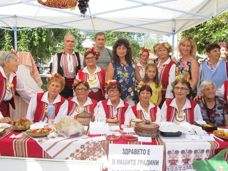 В Джулюница отново свариха лютеница, показаха карвинг-изкуство и избраха най-добрите кулинари  на фестивала „Пъстра трапеза”