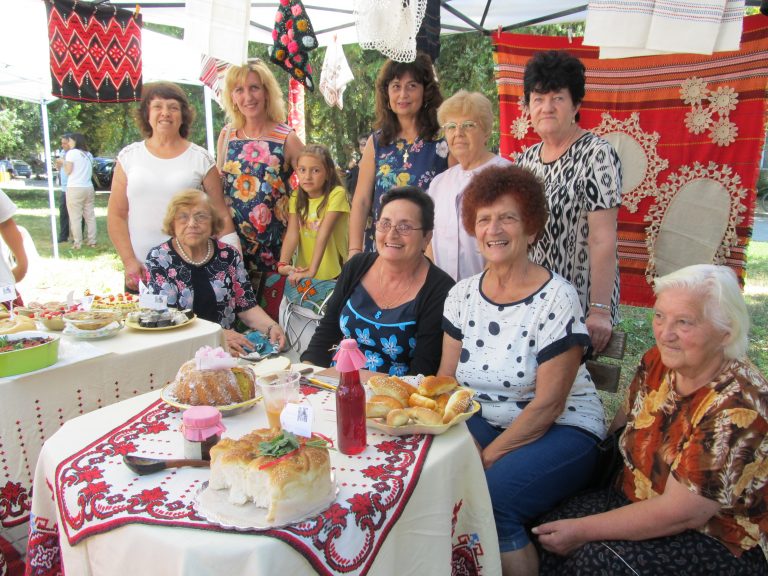 В Джулюница отново свариха лютеница, показаха карвинг-изкуство и избраха най-добрите кулинари  на фестивала „Пъстра трапеза”