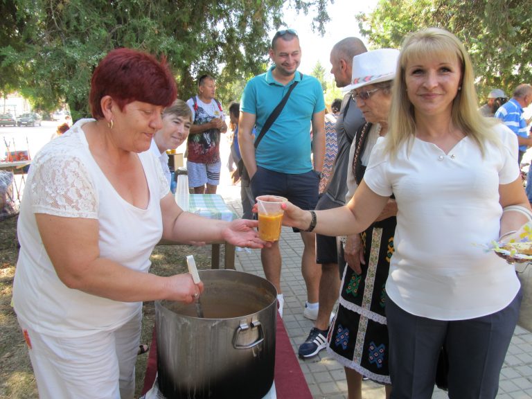 В Джулюница отново свариха лютеница, показаха карвинг-изкуство и избраха най-добрите кулинари  на фестивала „Пъстра трапеза”