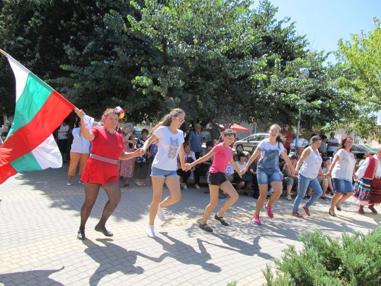 В Джулюница отново свариха лютеница, показаха карвинг-изкуство и избраха най-добрите кулинари  на фестивала „Пъстра трапеза”