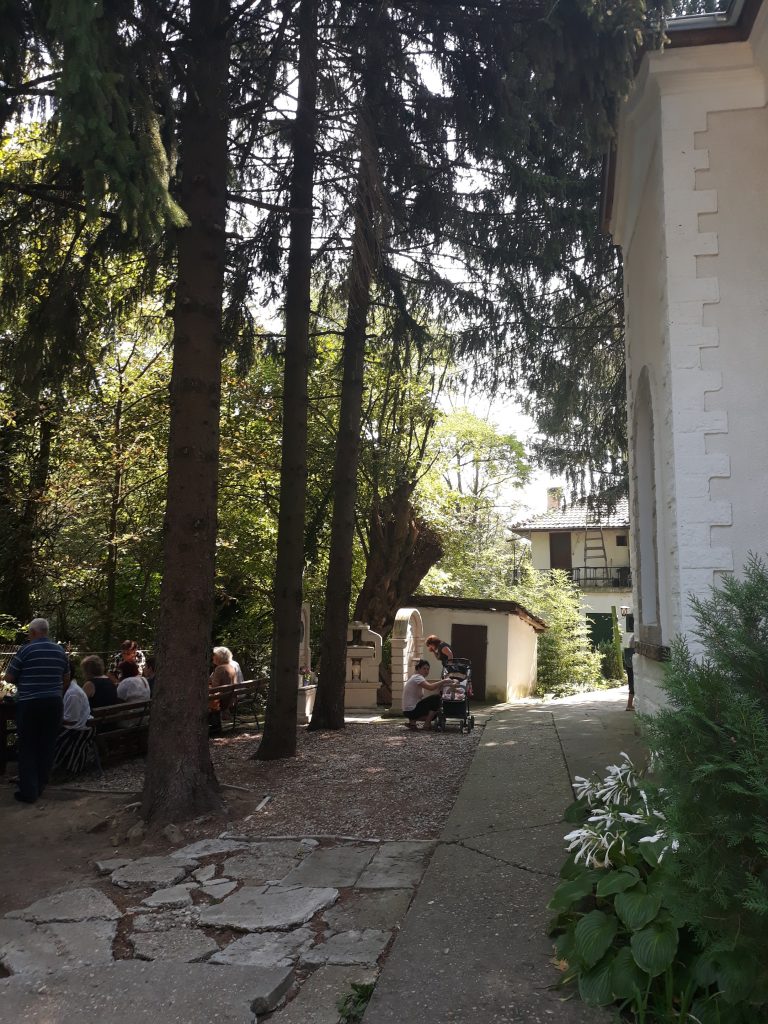 Манастирът “Покров Богородичен“ край Свищов събра стотици миряни отблизо и далеч