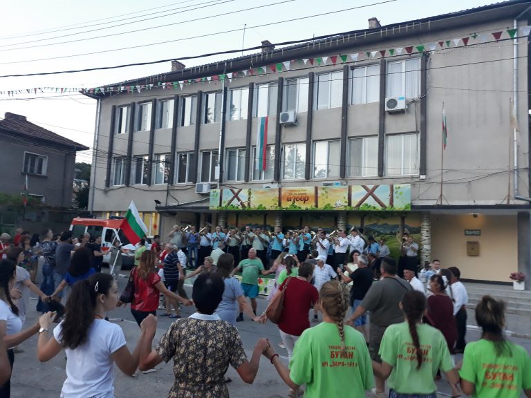 Свищов | Духовите оркестри в деветото издание на „Фолклорен извор“ вдигнаха на крака зрители и гости