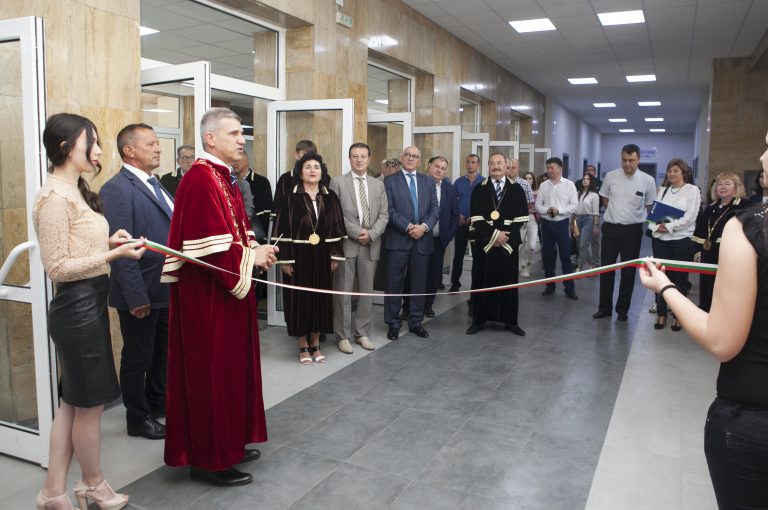 Свищов | Нов фронт офис „Обслужване на студенти” откри Стопанска академия с дарение от бивш възпитаник