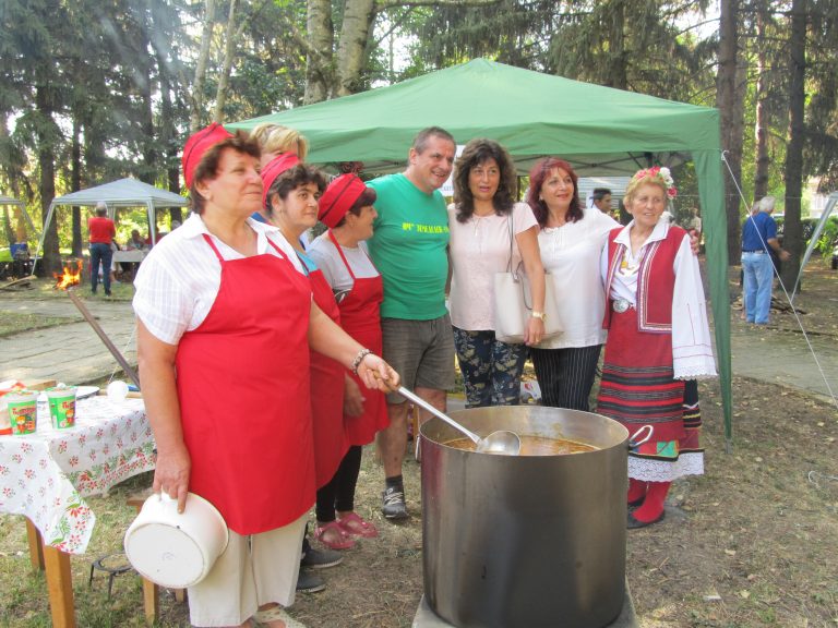 В Козаревец победители в надпреварата за най-вкусна кокоша чорба станаха кулинарите от Балканци