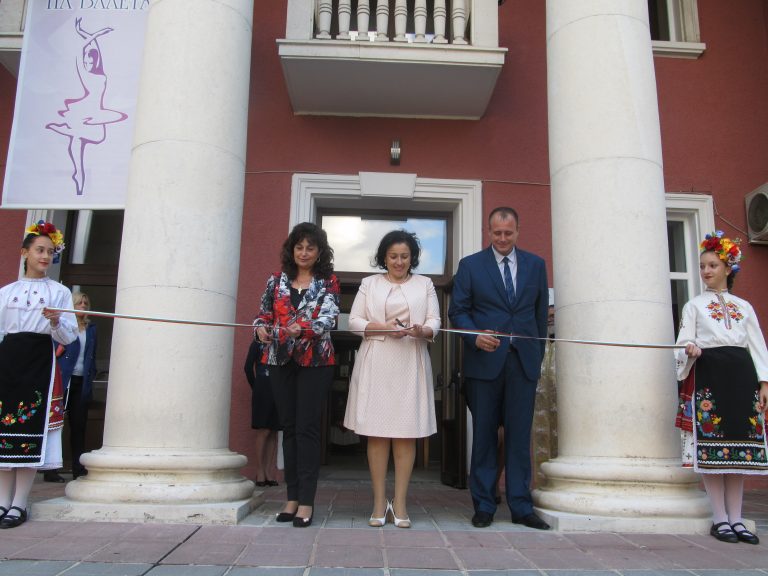 Министър Танева разговаря със земеделски производители в Лясковец и  откри обновеното читалище за балетния празник в града