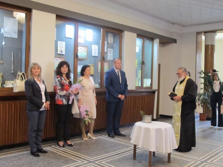 Министър Танева разговаря със земеделски производители в Лясковец и  откри обновеното читалище за балетния празник в града