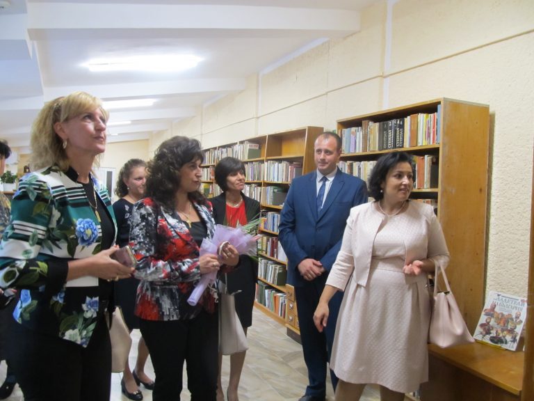 Министър Танева разговаря със земеделски производители в Лясковец и  откри обновеното читалище за балетния празник в града