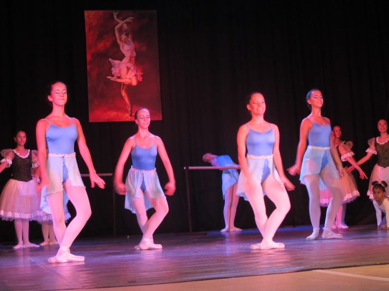 Министър Танева разговаря със земеделски производители в Лясковец и  откри обновеното читалище за балетния празник в града