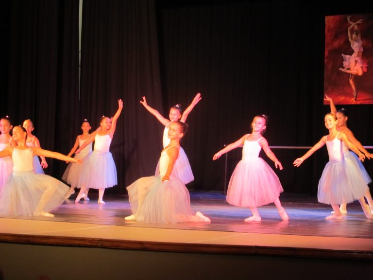 Министър Танева разговаря със земеделски производители в Лясковец и  откри обновеното читалище за балетния празник в града