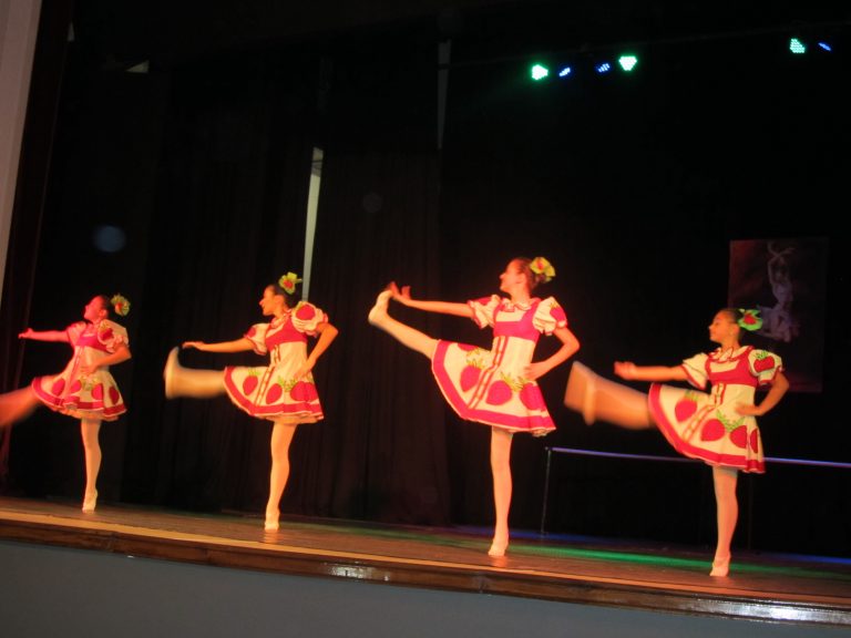 Министър Танева разговаря със земеделски производители в Лясковец и  откри обновеното читалище за балетния празник в града