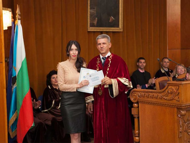 Стопанска академия в Свищов тържествено посрещна 84-ия випуск и награди отличниците