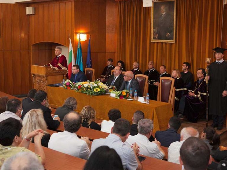 Стопанска академия в Свищов тържествено посрещна 84-ия випуск и награди отличниците