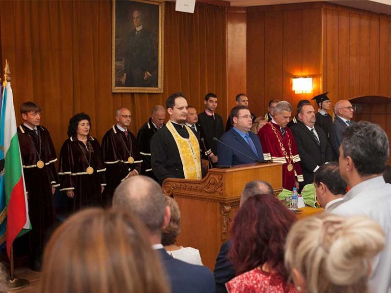 Свищов | Стопанска академия в Свищов тържествено посрещна 84-ия випуск и награди отличниците