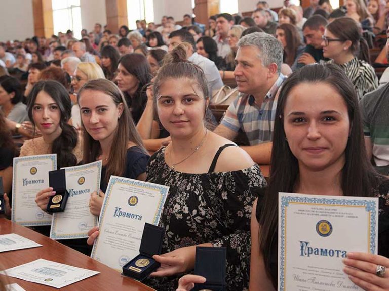 Стопанска академия в Свищов тържествено посрещна 84-ия випуск и награди отличниците