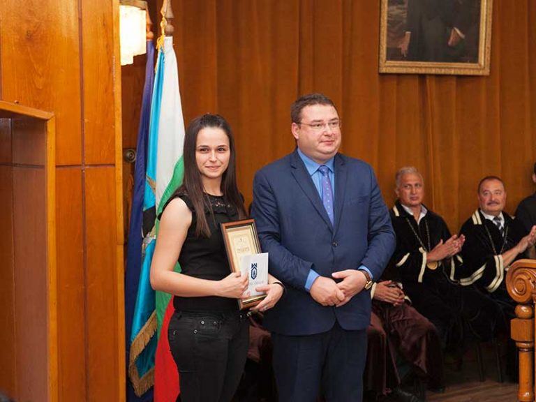 Стопанска академия в Свищов тържествено посрещна 84-ия випуск и награди отличниците