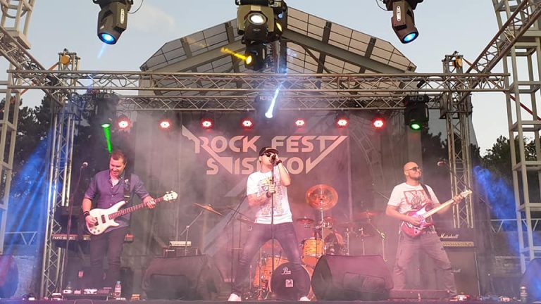 Свищов | Първият рок фест в Свищов събра стотици фенове