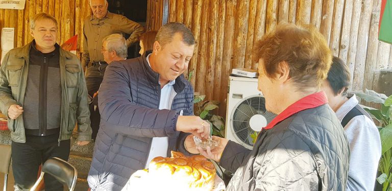 Павликени | В кварталите на Павликени посрещат  с хляб и сол инж. Емануил Манолов