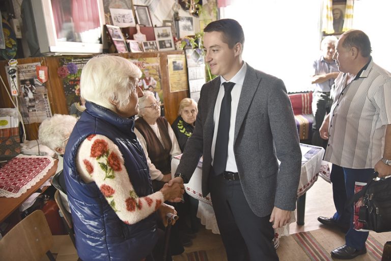 Зад кулисите на предизборната кампания. Един ден с екипа на Явор Божанков