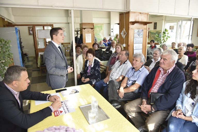 Зад кулисите на предизборната кампания. Един ден с екипа на Явор Божанков