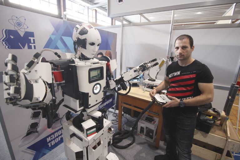 “Умна къща”, електромобил и планетариум представиха изобретатели в Г. Оряховица