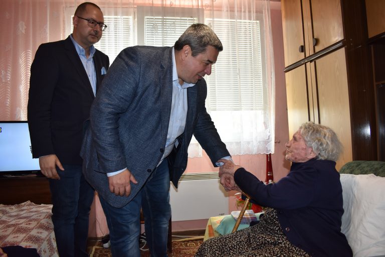 Горна Оряховица | Инж. Добромир Добрев целуна ръка  на 100-годишната Златка Цветанска