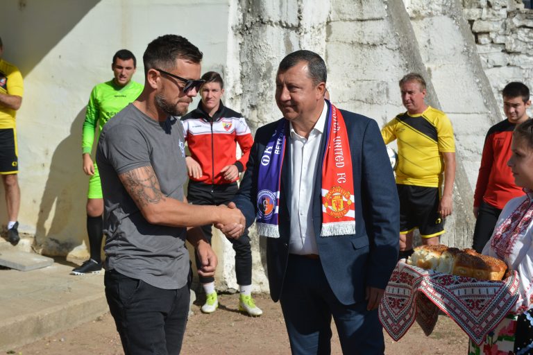 Павликени | Ветераните от „Манчестър Юнайтед“ положиха цветя пред плочата на Кирил Ракаров в Павликени