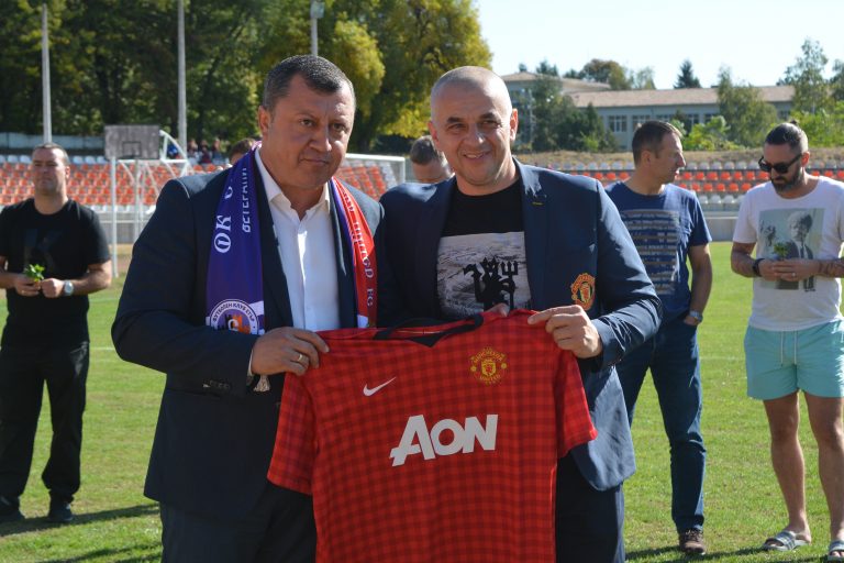 Ветераните от „Манчестър Юнайтед“ положиха цветя пред плочата на Кирил Ракаров в Павликени